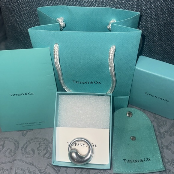 Tiffany & Co Eternal Circle
Infinity Pendant Extra Large - Picture 1 of 10